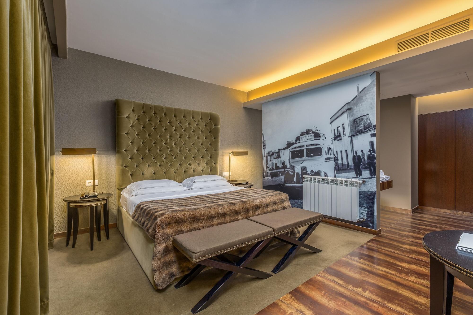 Ap Lago Montargil - Conference & Spa מראה חיצוני תמונה The photo shows a modern hotel room featuring a king-sized bed with a tufted headboard, dressed in white linens and a decorative throw blanket. On either side of the bed, there are bedside tables with lamps. The room is well-lit, with an ambient ceil
