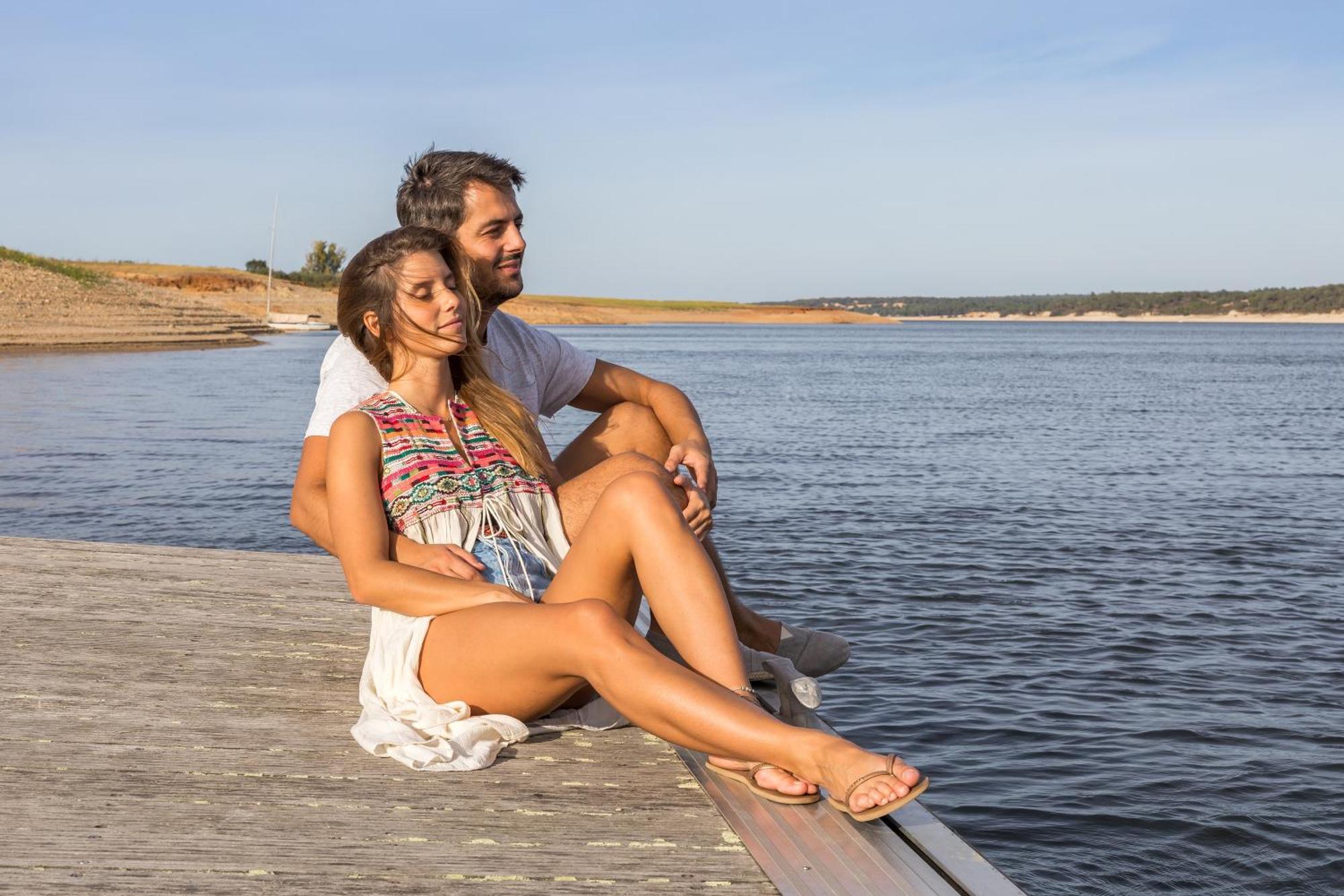 Ap Lago Montargil - Conference & Spa מראה חיצוני תמונה A couple at the lake