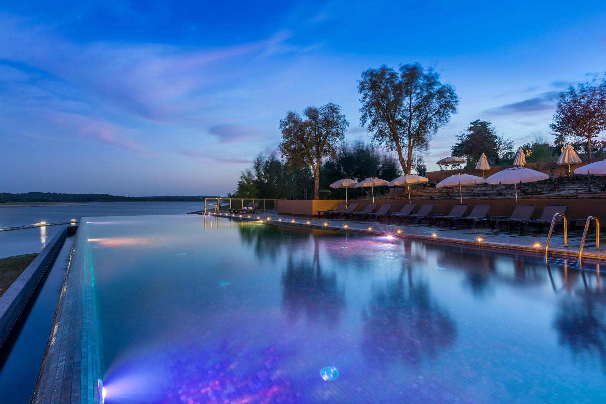 Ap Lago Montargil - Conference & Spa מראה חיצוני תמונה The pool at the hotel