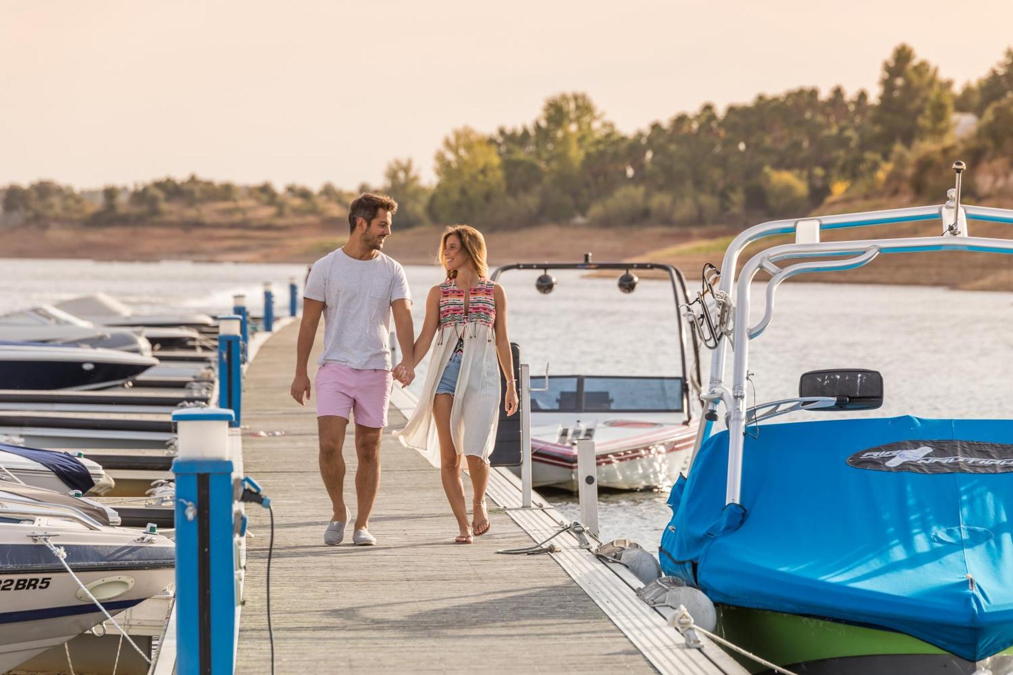 Ap Lago Montargil - Conference & Spa מראה חיצוני תמונה A couple walking on a dock at Lake Pleasant